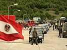 Überraschung: Die Österreicher leiten alle Fahrzeuge in einen "Cage"... (Bild öffnet sich in einem neuen Fenster)