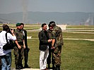 Brigadegeneral Kather empfing den Minister in der "Film City". (Bild öffnet sich in einem neuen Fenster)