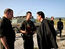 Oberstleutnant Schmied verabschiedet den Minister am Airfield Zrce. (Bild öffnet sich in einem neuen Fenster)