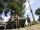 Soldaten unterwegs in einem entlegenen Bergdorf. (Bild öffnet sich in einem neuen Fenster)