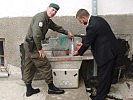 Oberstleutnant Khom bei der feierlichen Wiedereröffnung der Wasserleitung. (Bild öffnet sich in einem neuen Fenster)