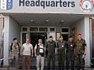 Oberst Aschenbrenner, 3.v.r., und Delegation bei Brigadier Prader, Mitte. (Bild öffnet sich in einem neuen Fenster)