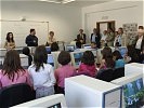 Die Kinder erhalten modernste IT-Ausrüstung für den Unterricht. (Bild öffnet sich in einem neuen Fenster)