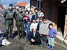 Die Familie Kadriaj vor ihrem Haus in den Bergen. (Bild öffnet sich in einem neuen Fenster)