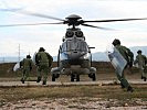 Soldaten trainieren gemeinsam mit einem Hubschrauber der Schweizer Armee. (Bild öffnet sich in einem neuen Fenster)