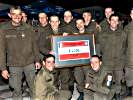 Die symbolische Scheckübergabe durch die österreichischen KFOR-Soldaten. (Bild öffnet sich in einem neuen Fenster)