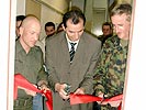 V.l.: Oberst Karl Schmidseder, Sali Asllanaj, Oberstleutnant Armin Huber. (Bild öffnet sich in einem neuen Fenster)