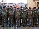 Österreichische und finnische Soldaten mit dem evangelischen Bischof. (Bild öffnet sich in einem neuen Fenster)
