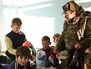 Mag. Sturm mit Schulkindern in der Schule von Banja. (Bild öffnet sich in einem neuen Fenster)