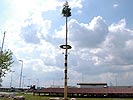 Der sehenswerte Maibaum des Einsatzbataillons Dulje. (Bild öffnet sich in einem neuen Fenster)