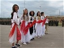 2 Volkstanzgruppen geben den Soldaten die Ehre. (Bild öffnet sich in einem neuen Fenster)