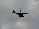 Überraschung: Eine Helikopterstaffel überfliegt den Antreteplatz. (Bild öffnet sich in einem neuen Fenster)