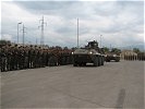 Einfahrt der Ordenskissenträger: Stilvoll im Radpanzer. (Bild öffnet sich in einem neuen Fenster)