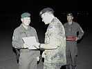 General Zimmer, vorne, überreicht Oberstleutnant Khom die Einsatzurkunde. (Bild öffnet sich in einem neuen Fenster)