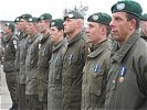...präsentieren die Soldaten stolz ihre Einsatzmedaillen. (Bild öffnet sich in einem neuen Fenster)