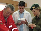 Samariterbund und österreichisches Bundesheer übergeben Medikamente. (Bild öffnet sich in einem neuen Fenster)
