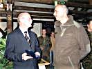 Die Uebergabe der Erinnerungsmedaille an Oberstleutnant A. Willmann. (Bild öffnet sich in einem neuen Fenster)