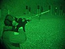 Ein Soldat beim Feuern. Gut zu sehen: Der Laserstrahl der Zieleinrichtung. (Bild öffnet sich in einem neuen Fenster)