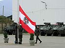 Soldaten beim Hissen der Nationalflagge. (Bild öffnet sich in einem neuen Fenster)