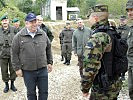 Neugebauer mit Schweizer Soldaten des Einsatzbataillons Dulje. (Bild öffnet sich in einem neuen Fenster)