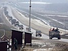 Österr. MTPz Pandur und Puch G fahren in das Camp Bondsteel ein. (Bild öffnet sich in einem neuen Fenster)