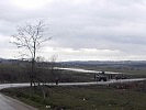 Österreichische Soldaten errichten einen Checkpoint an einer Straße. (Bild öffnet sich in einem neuen Fenster)