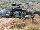 Türkische Truppen werden mit Schweizer "Super Puma" angelandet,. (Bild öffnet sich in einem neuen Fenster)