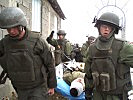 Ein verletzter Soldat wird ärztlich versorgt und abtransportiert. (Bild öffnet sich in einem neuen Fenster)