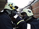 Ein Löschtrupp bereitet sich auf den Einsatz vor. (Bild öffnet sich in einem neuen Fenster)