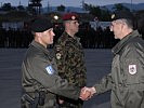 Brigadier Prader zeichnete Bataillonskommandant Hrbek aus. (Bild öffnet sich in einem neuen Fenster)