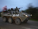 Im Radpanzer "Pandur"... (Bild öffnet sich in einem neuen Fenster)