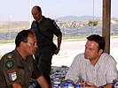 Teil des Besuchs: inoffizielle Gespräche mit Soldaten. (Bild öffnet sich in einem neuen Fenster)