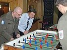 Minister Platter als konzentrierter Tischfußballspieler. (Bild öffnet sich in einem neuen Fenster)
