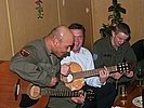 Der Minister musiziert im Kreise der Soldaten. (Bild öffnet sich in einem neuen Fenster)