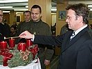 BM Platter, Bischof Werner und Oberst Deckenbacher entzünden die Kerzen. (Bild öffnet sich in einem neuen Fenster)