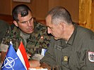 Prader mit Oberstleutnant Roduit, Kommandant des Schweizer Kontingents. (Bild öffnet sich in einem neuen Fenster)