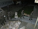 Die gesegnete Osterjause und das Osterlicht am Weg in den Österreicher-Hof. (Bild öffnet sich in einem neuen Fenster)