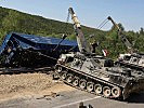 Bergepanzer und Pionierpanzer im gemeinsamen Einsatz. (Bild öffnet sich in einem neuen Fenster)