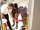 Oberstleutnant Hrbek und Schwester Johanna bei der Übergabe. (Bild öffnet sich in einem neuen Fenster)
