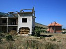 Mahnmäler: Die Ruinen serbischer Häuser erinnern an ungelöste Probleme. (Bild öffnet sich in einem neuen Fenster)