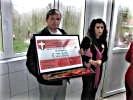 Vertreter der Ortsgemeinde mit dem Spendenscheck. (Bild öffnet sich in einem neuen Fenster)