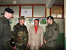 Der Direktor der Schule mit KFOR-Soldaten. (Bild öffnet sich in einem neuen Fenster)