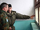 Leutnant Länglacher zeigt die undichten Fenster. (Bild öffnet sich in einem neuen Fenster)