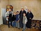 Schwester Johanna mit einer von ihr unterstützten Familie. (Bild öffnet sich in einem neuen Fenster)