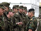 Brigadegeneral Skodowski im Gespräch mit Soldaten von AUCON 7. (Bild öffnet sich in einem neuen Fenster)