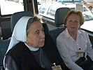 Schwester Johanna und Hauser Seibl-Sauper auf der Fahrt zu einem Projekt. (Bild öffnet sich in einem neuen Fenster)