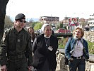 Hauptmann Zöhrer mit Schwester Johanna und Hauser Seibl-Sauper in Prizren. (Bild öffnet sich in einem neuen Fenster)