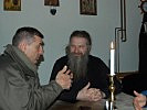 Ertl im Gespräch mit einem serbisch-orthodoxen Mönch. (Bild öffnet sich in einem neuen Fenster)