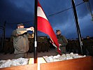 Mit dem Niederholen der Flagge endete der Einsatz am Flugplatz. (Bild öffnet sich in einem neuen Fenster)
