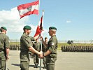 Generalmajor Heidecker, l., übergab das Feldzeichen an Brigadier Huber. (Bild öffnet sich in einem neuen Fenster)